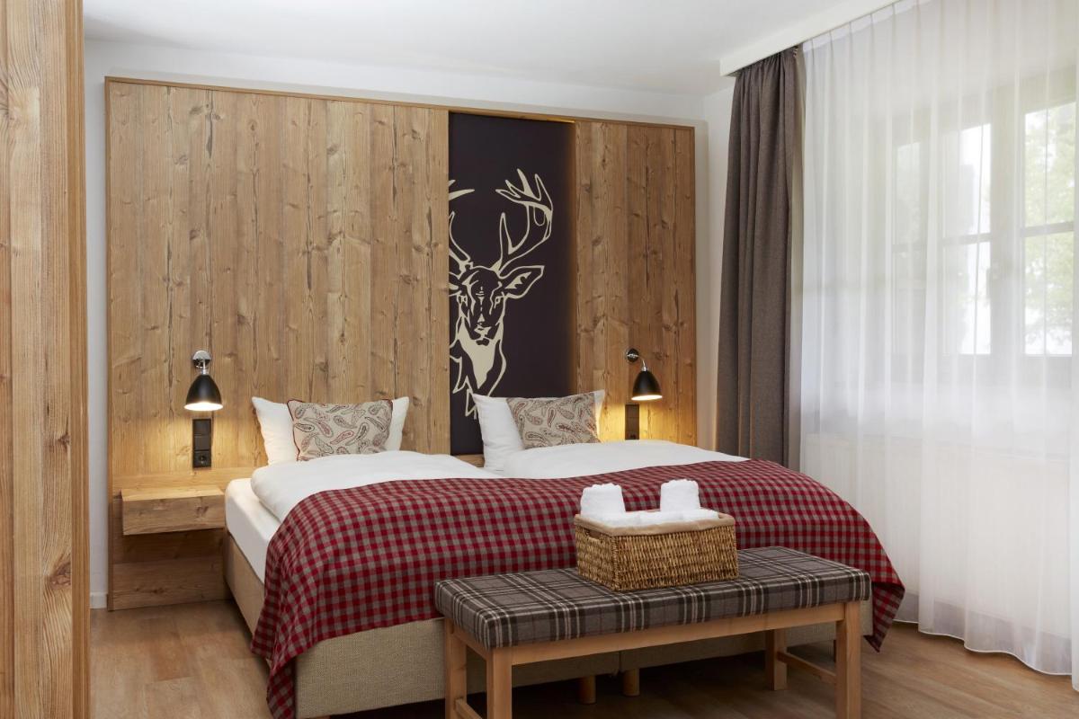 Ein Bett oder Betten in einem Zimmer der Unterkunft HYPERION Hotel Garmisch - Partenkirchen