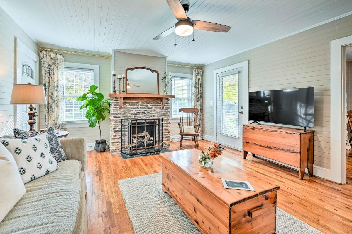 Farmhouse Cottage on 10 Acres Trails On-Site - Housity