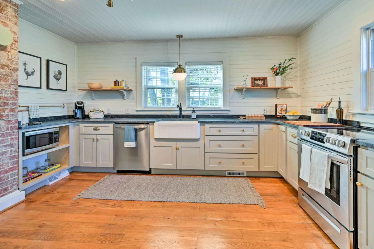 Farmhouse Cottage on 10 Acres Trails On-Site - Housity