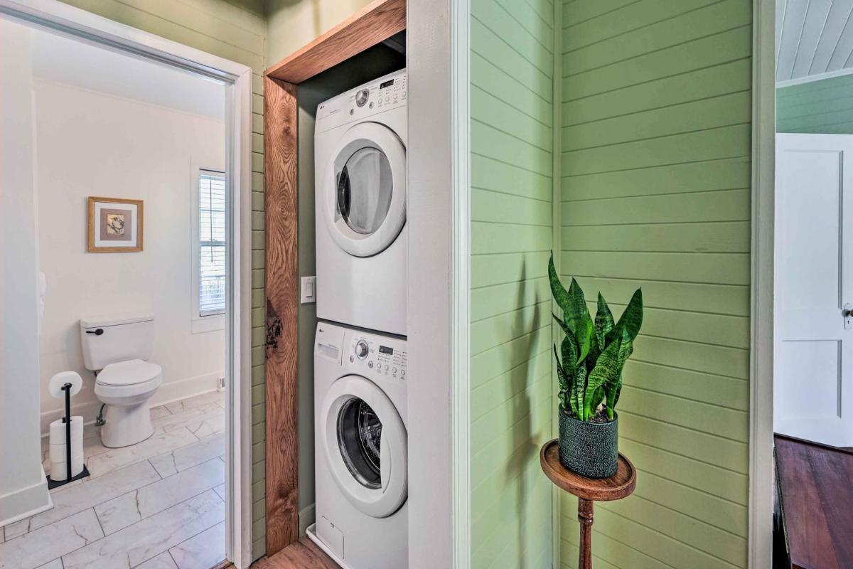 Farmhouse Cottage on 10 Acres Trails On-Site - Housity