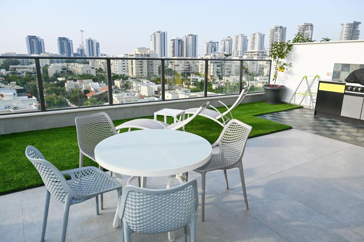 Luxurious penthouse for couples in Kiryat Mozkin - Housity