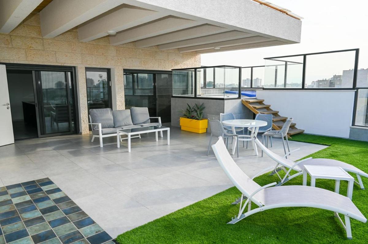 Luxurious penthouse for couples in Kiryat Mozkin - Housity