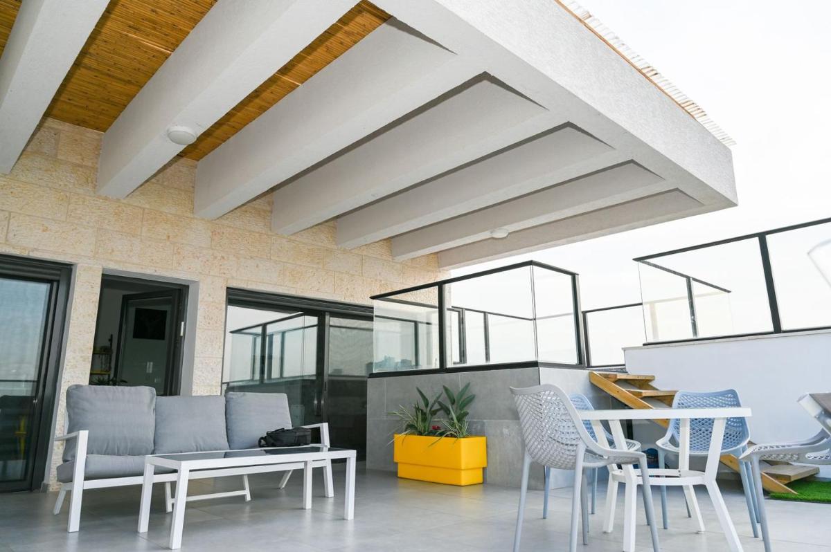 Luxurious penthouse for couples in Kiryat Mozkin - Housity