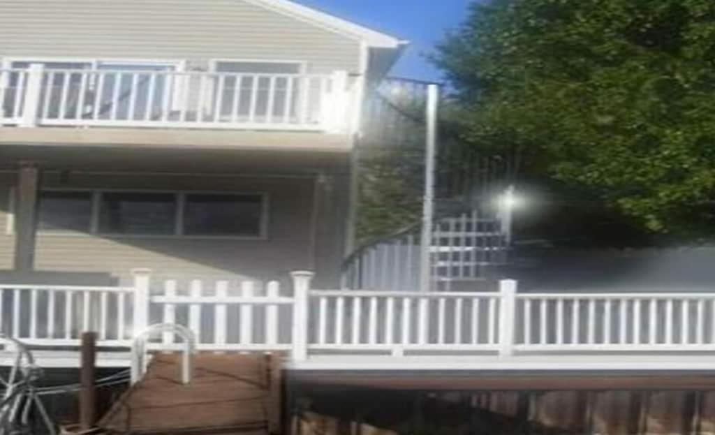 3 Bed, 2 Bath, House on Canal - Boat Well Included - Housity