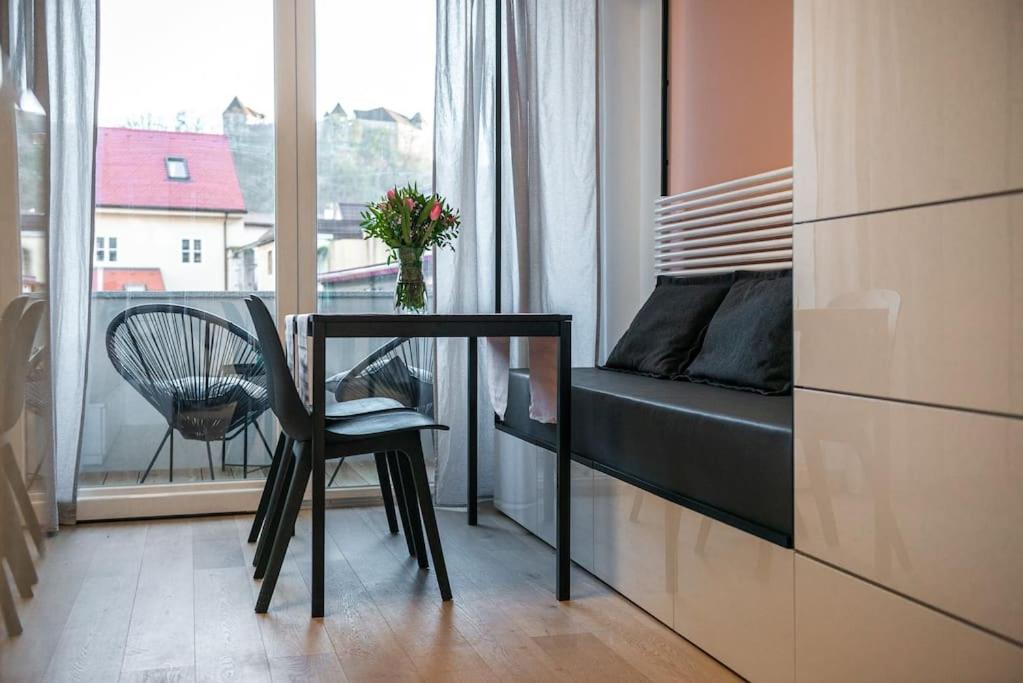 Sunny home with cute dragon in the center+parking - Housity