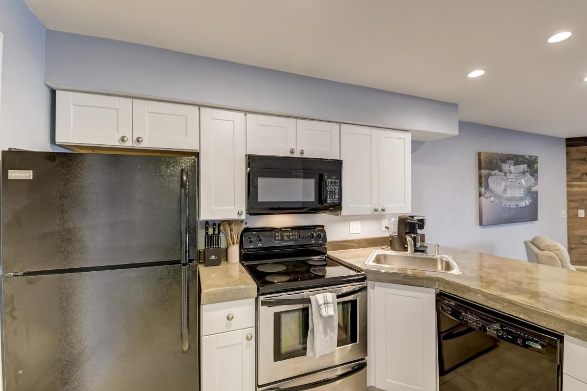 WFC Lakefront Views Family or Romance - Housity