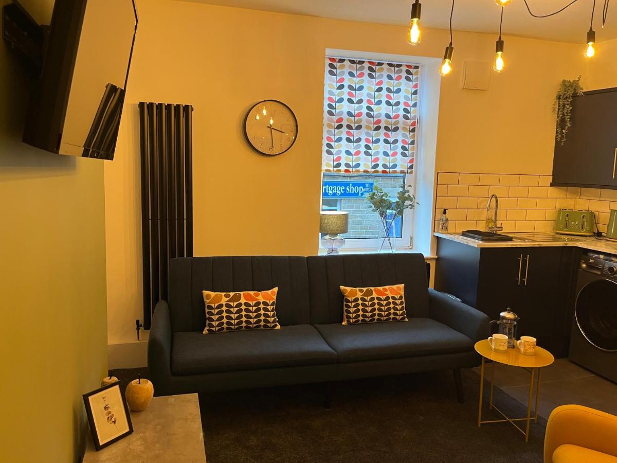 Modern & retro two bedroom apartment in Barnsley - Housity