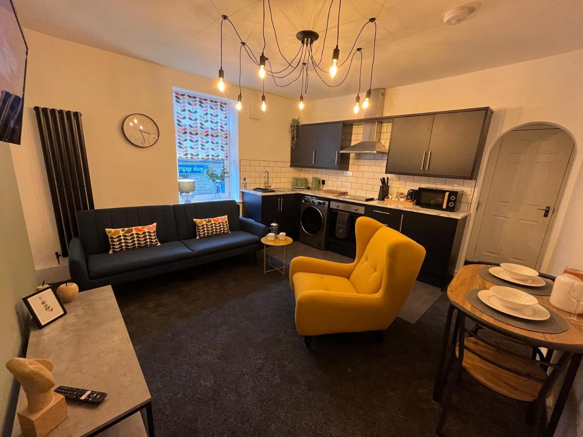 Modern & retro two bedroom apartment in Barnsley - Housity