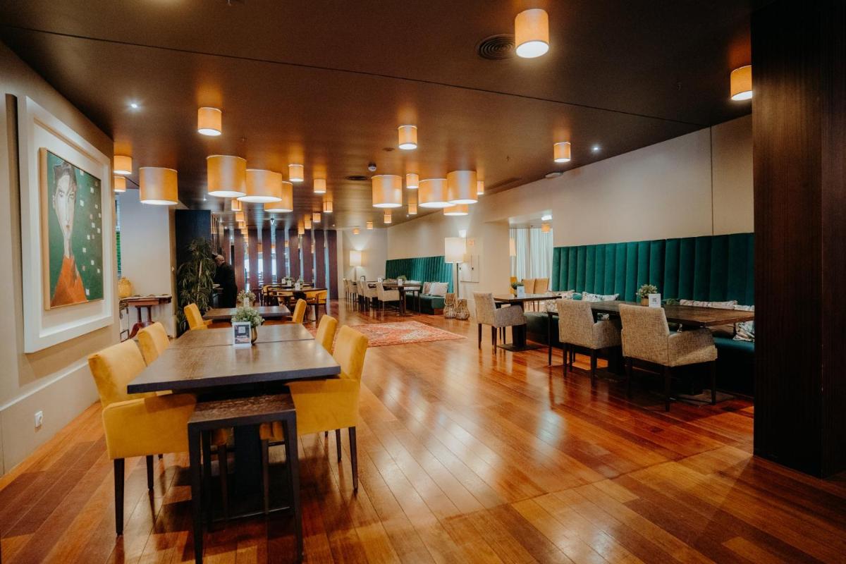 Uma área de estar em Holiday Inn Porto Gaia by IHG
