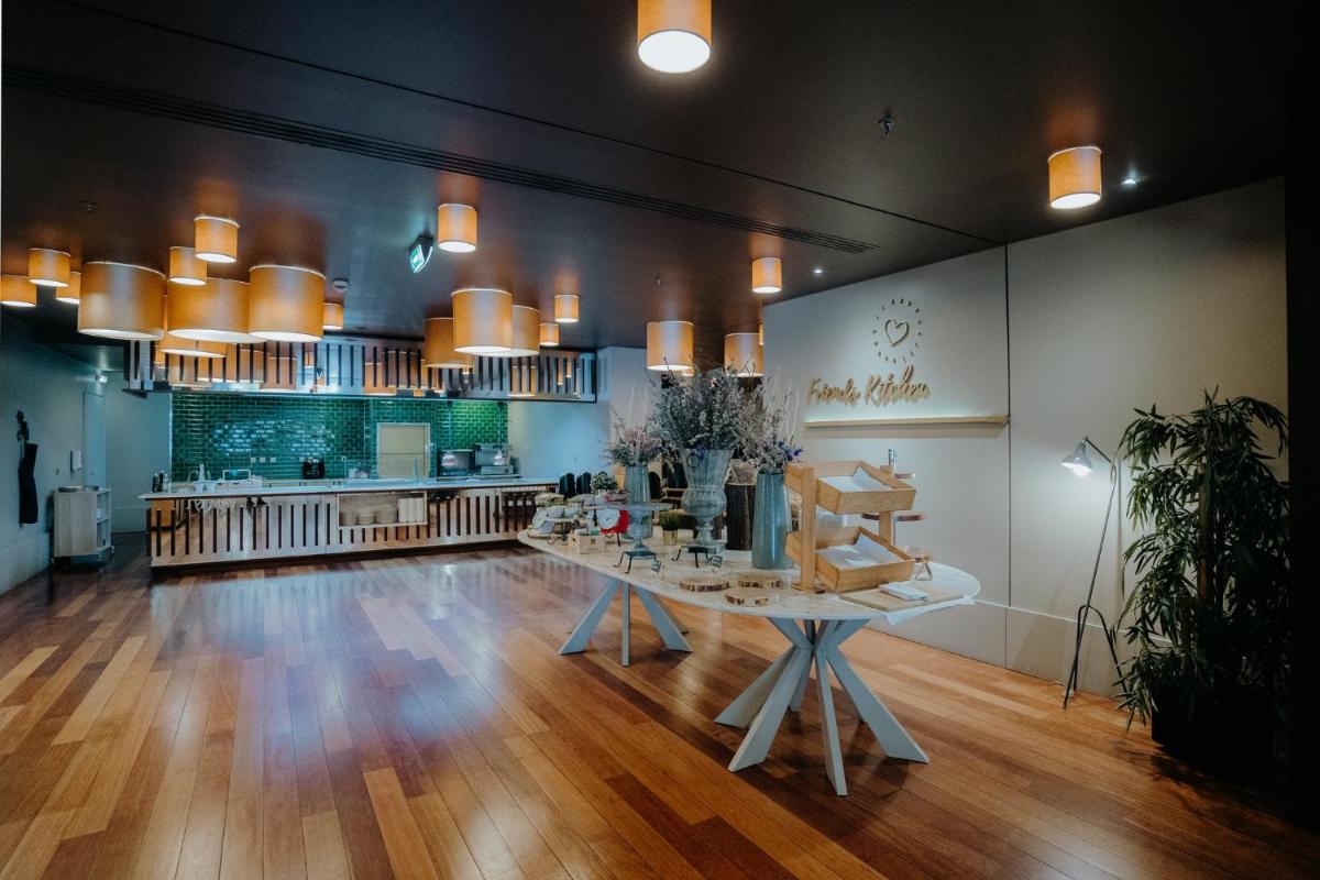 Uma área de estar em Holiday Inn Porto Gaia by IHG