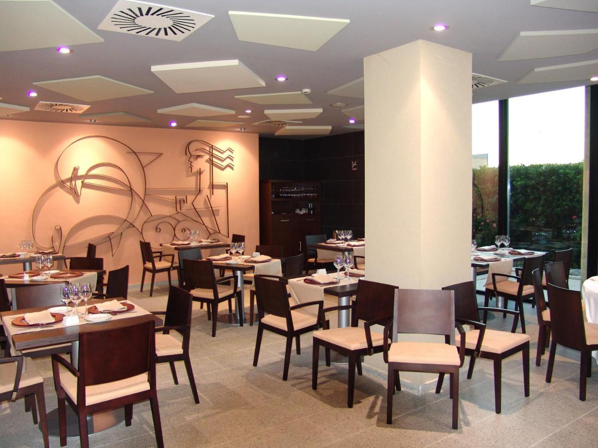 Un restaurante o sitio para comer en Hotel & Spa Real Ciudad De Zaragoza