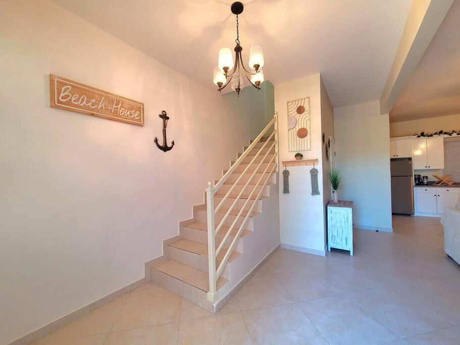 Earthy 2 Story Beach House! - Housity