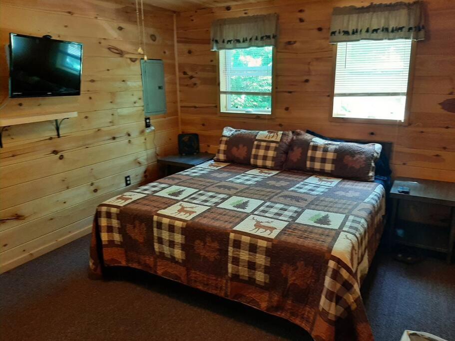 Sunrise Views Cabin with King Bed, Bar & Game Room - Housity