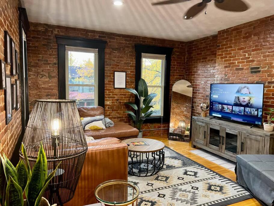 Urban Loft 2-story 1BR Near DT on Historic Street - Housity