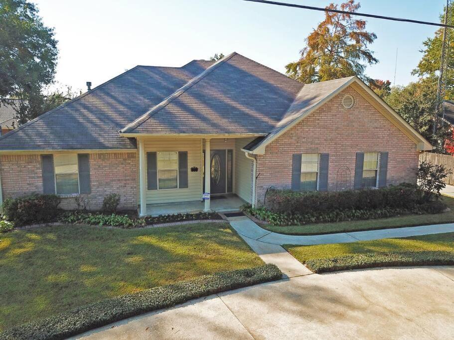 Mid-Town Manor -3BR/2BATH - Housity