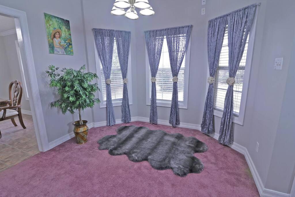 Mid-Town Manor -3BR/2BATH - Housity