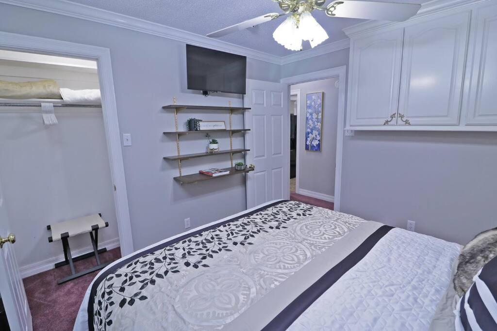 Mid-Town Manor -3BR/2BATH - Housity