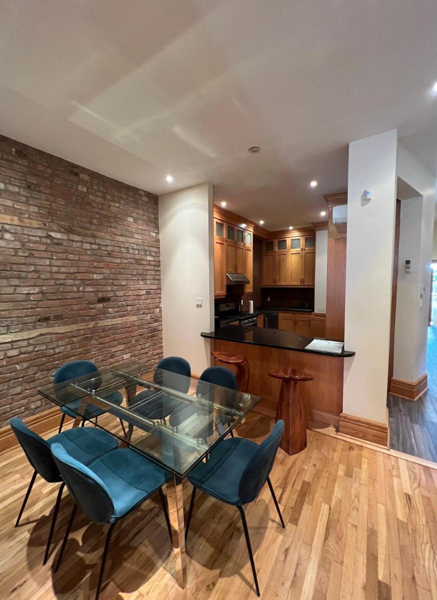 Spacious Downtown Montreal Apartment, 4BR-2BA,Free Wifi - Housity