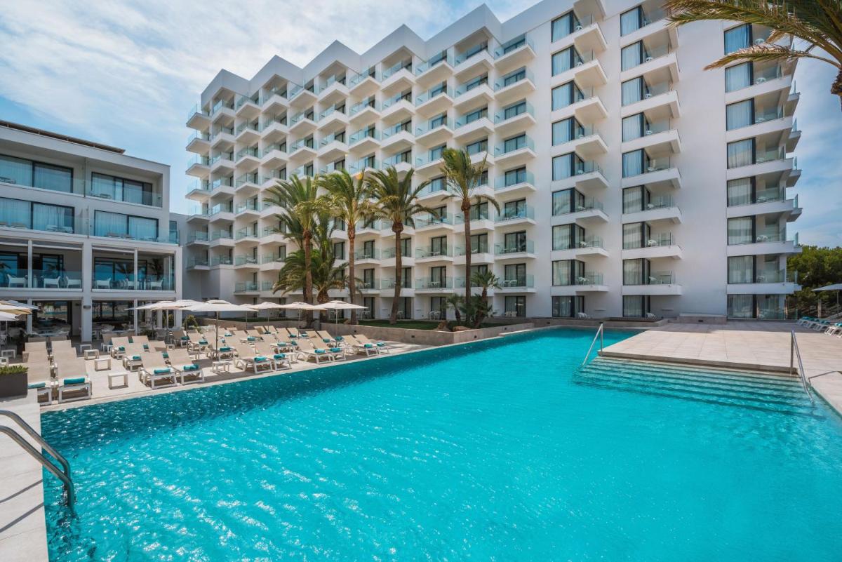Piscina en o cerca de Iberostar Waves Cala Millor - Adults Only
