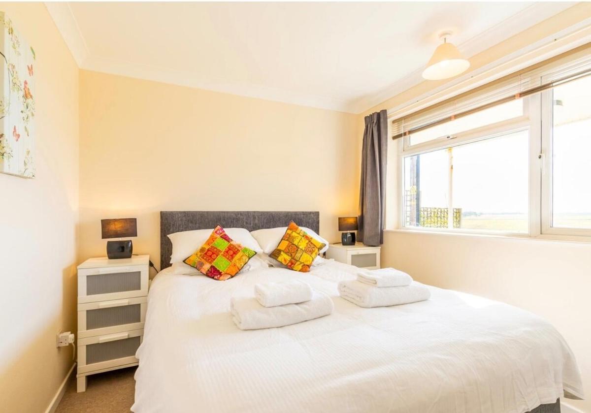 The Crest Beachside Holiday Cottage, Eccles on Sea, Norfolk - Housity