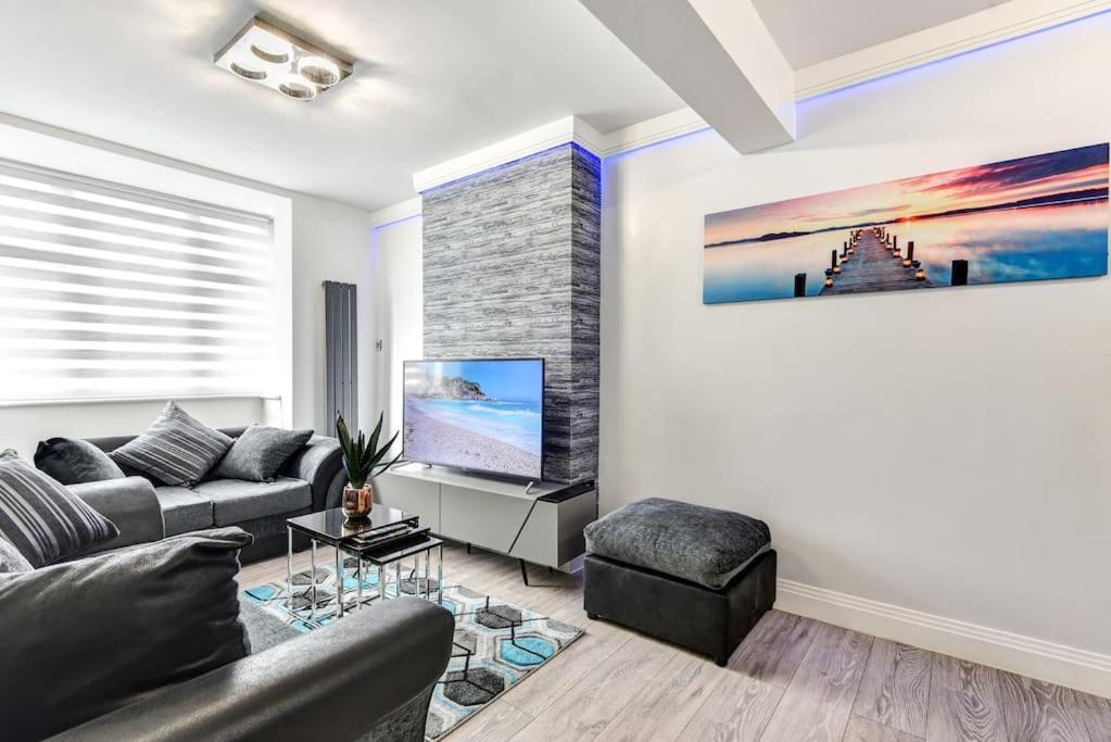 Beauty Close to Coast, Stunning interior, By Air Premier - Housity