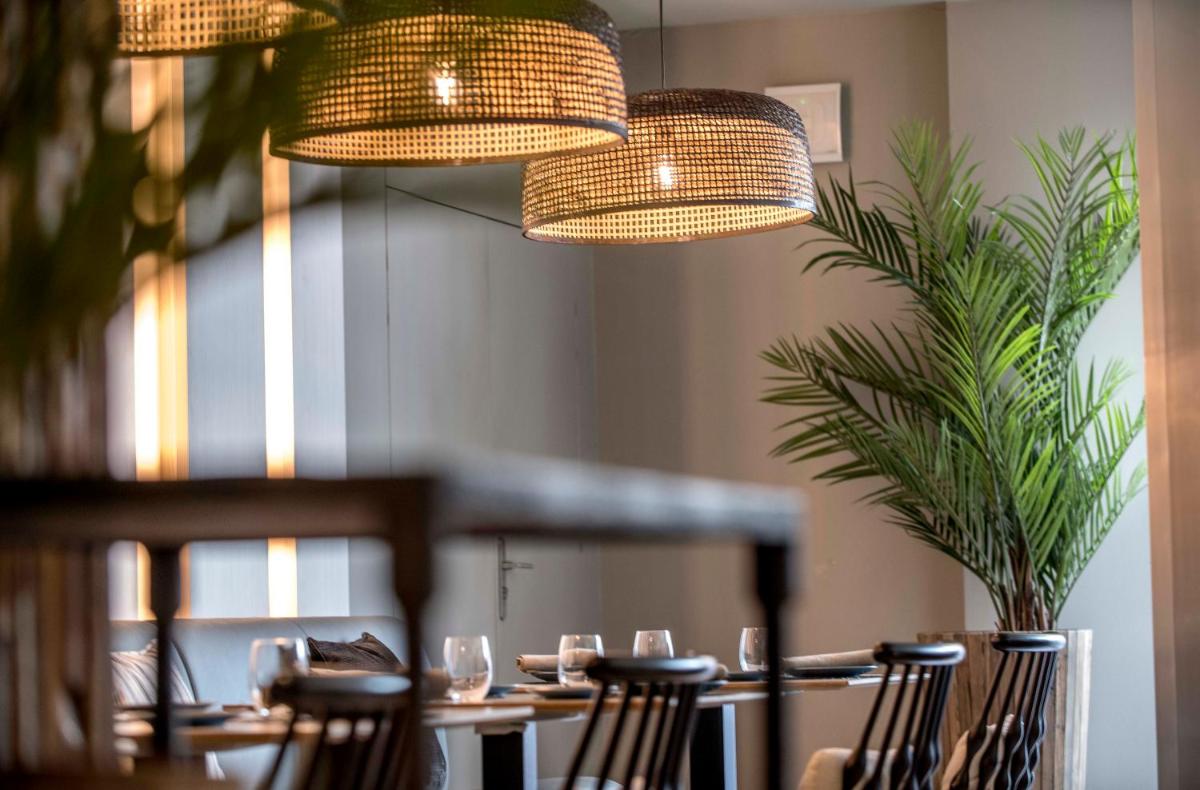 Un restaurante o sitio para comer en Sallés Hotel Pere IV