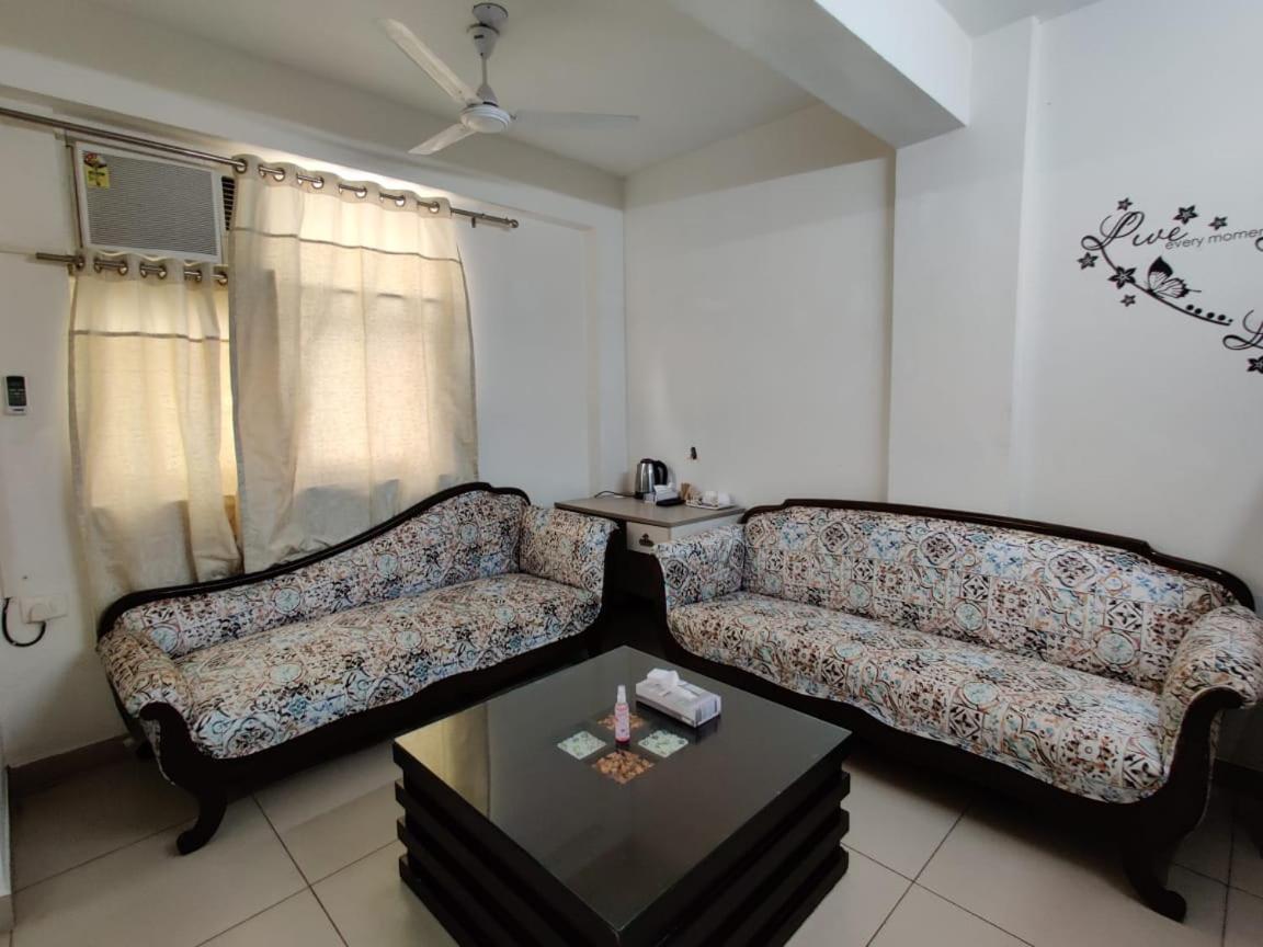 Suitetrails - FACULTY HOUSE- Cosy Lounge Near Expo Mart