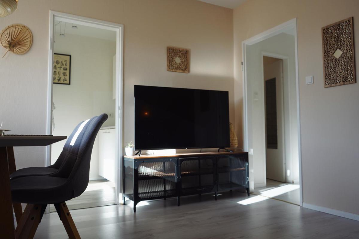 unique: cozy - balcony - kitchen - netflix - Hizvo