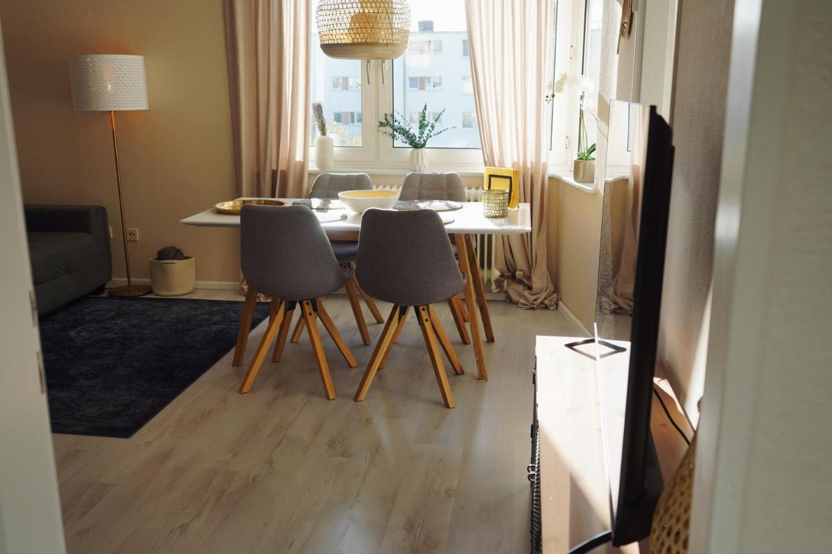 unique: cozy - balcony - kitchen - netflix - Hizvo