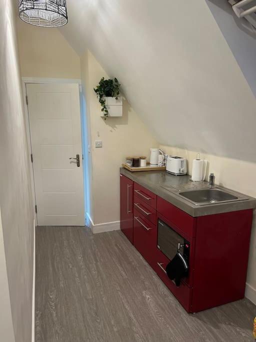 8 Studio, cosy loft, 50m to Airbus, bus-stop 20m, - Housity