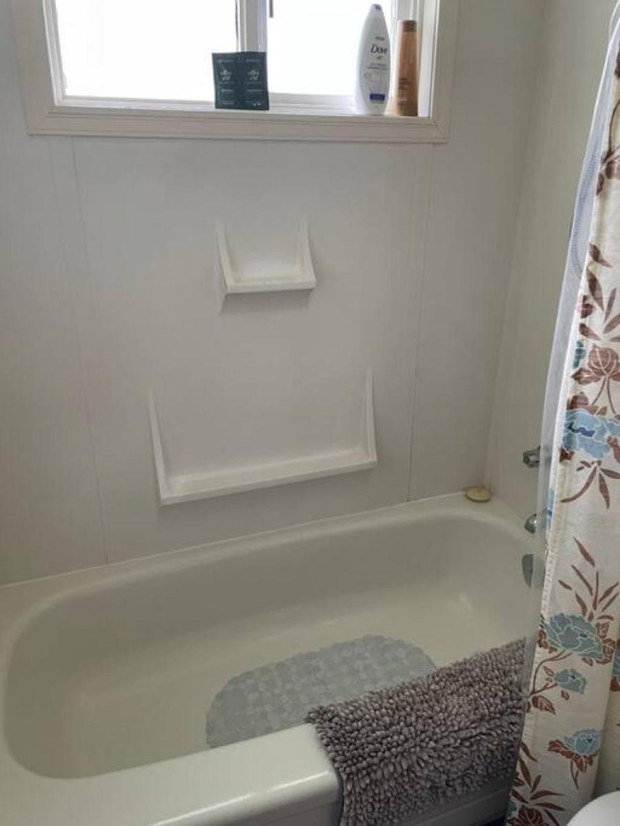 Private room minutes from downtown Crofton shores - Housity
