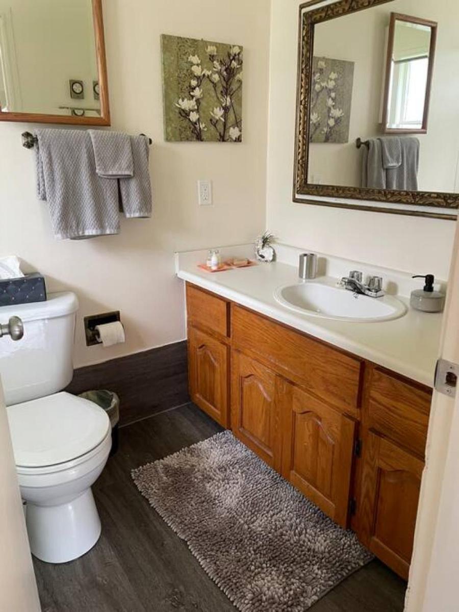 Private room minutes from downtown Crofton shores - Housity