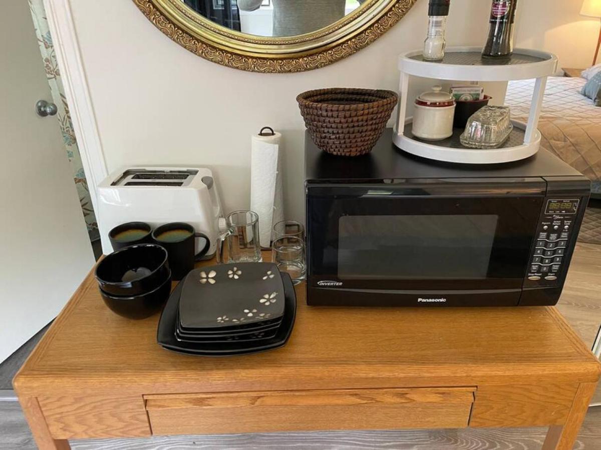 Private room minutes from downtown Crofton shores - Housity