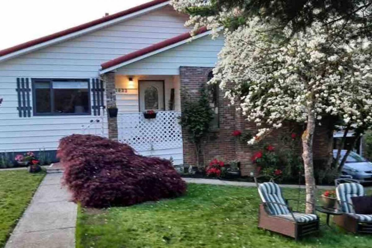 Private room minutes from downtown Crofton shores - Housity