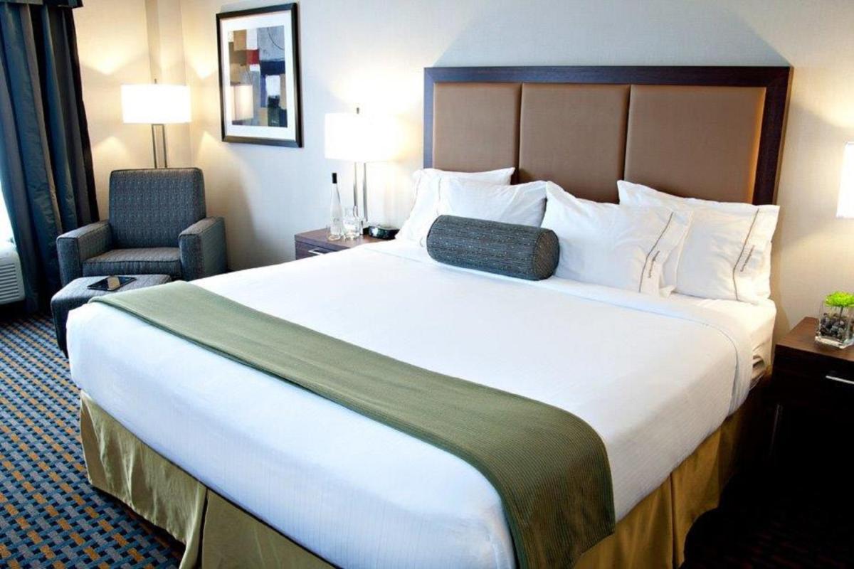 Holiday Inn Express Pembroke, an IHG Hotel - Housity