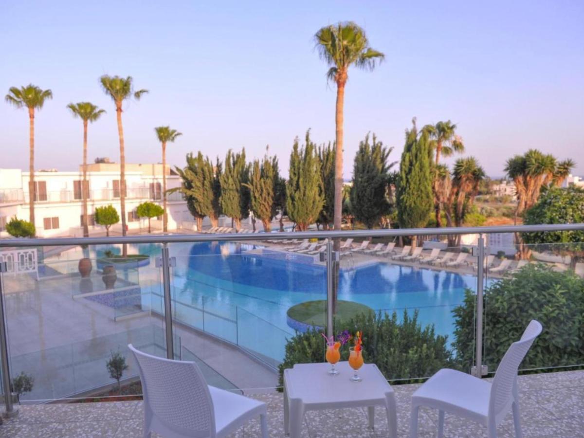 Stunning vacation studio for up to four with breath-taking views All yours - Housity