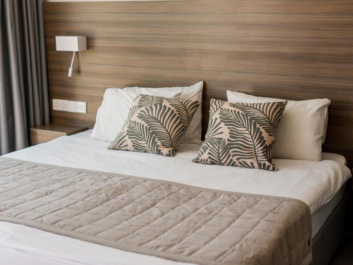 Stunning vacation studio for up to four with breath-taking views All yours - Housity