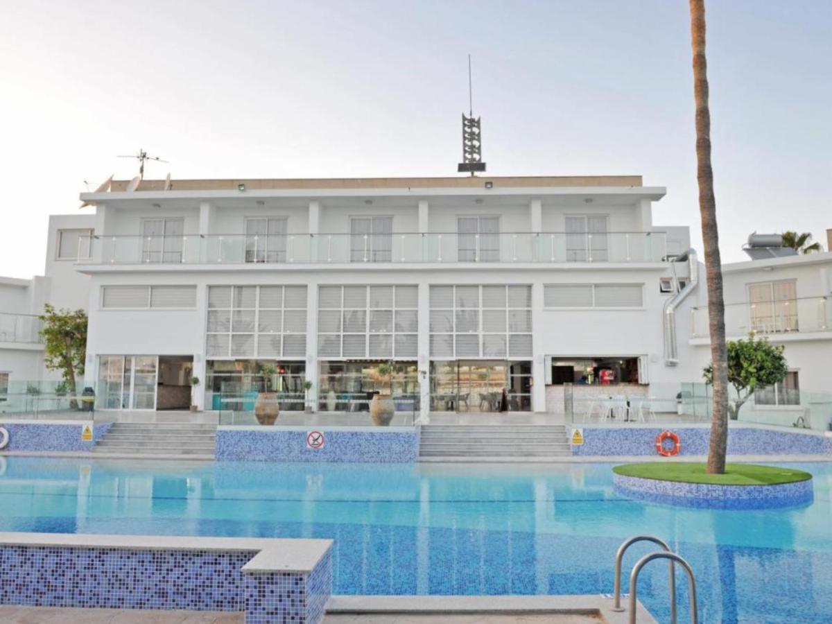 Lovely vacation studio for up to four with balcony All yours - Housity