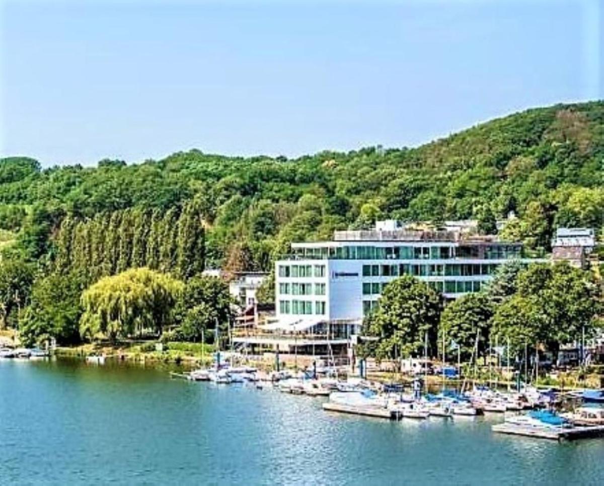 eine Reihe von Booten liegen in einem Hafen vor Anker in der Unterkunft FÄHRHAUS Koblenz in Koblenz
