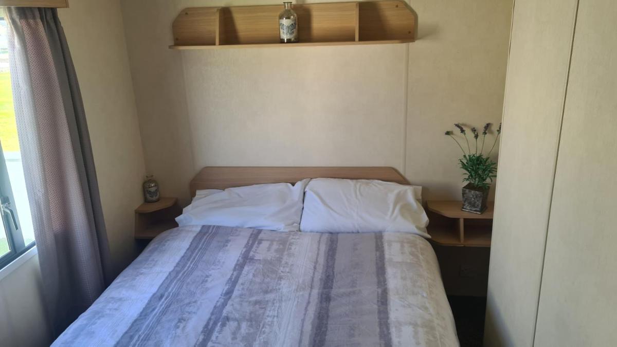 3 bedroom caravan robin hood site rhyl - Housity