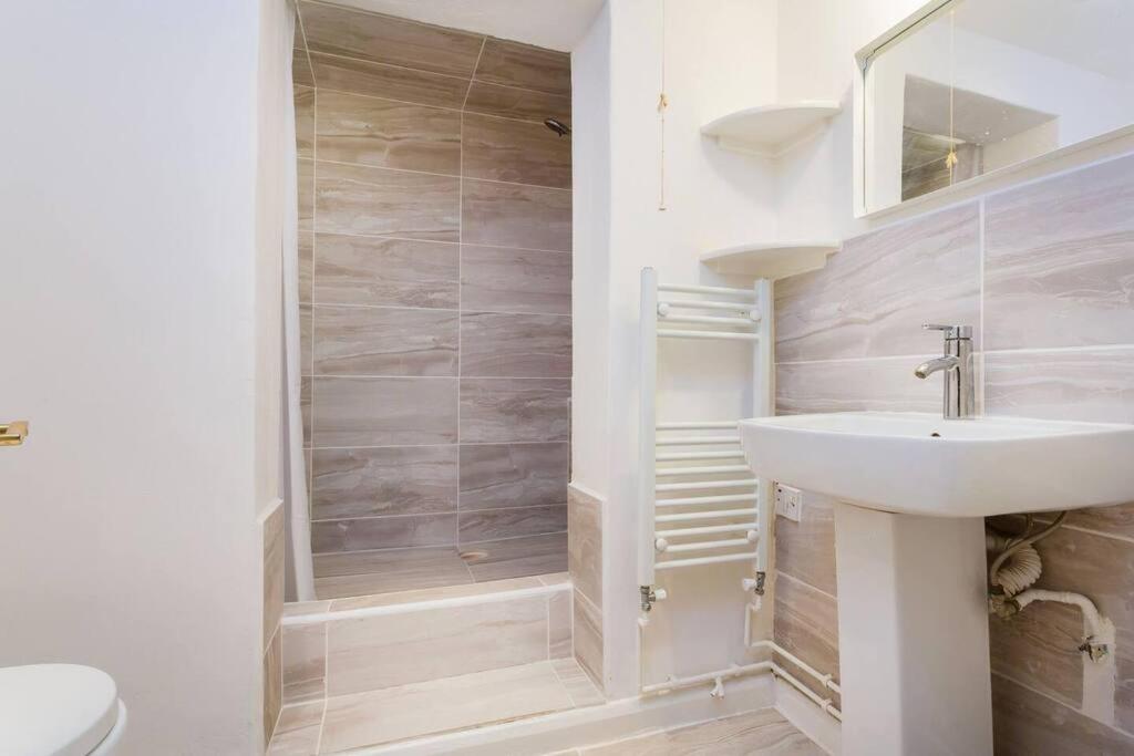 Charming newly refurbished studio flat in Acton - Housity