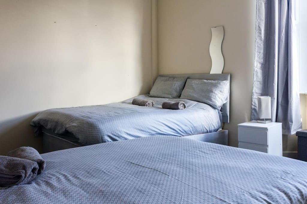 Spacious 4 Bed, Parking, Close to Docks - Housity