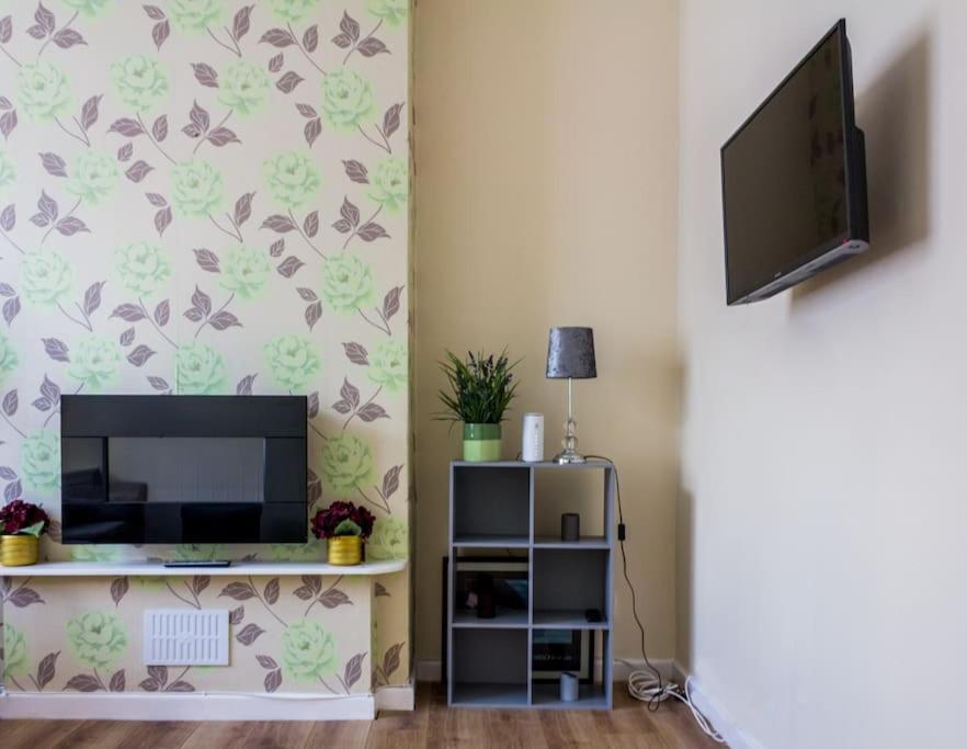Spacious 4 Bed, Parking, Close to Docks - Housity