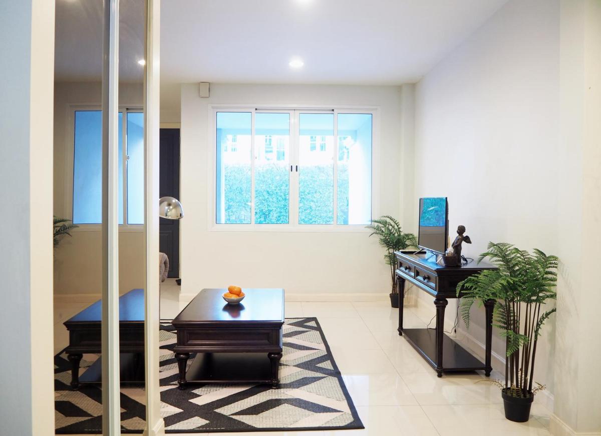 Simply luxury entire house with lap pool, 3 bedrooms, full kitchen, all furnished, Sukhumvit 16 Asoke near Terminal 21 BTS - Housity
