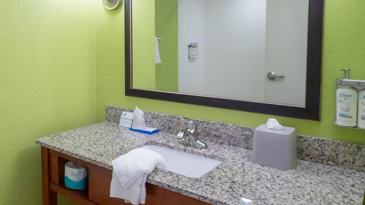 Holiday Inn Express Hickory - Hickory Mart by IHG - Housity