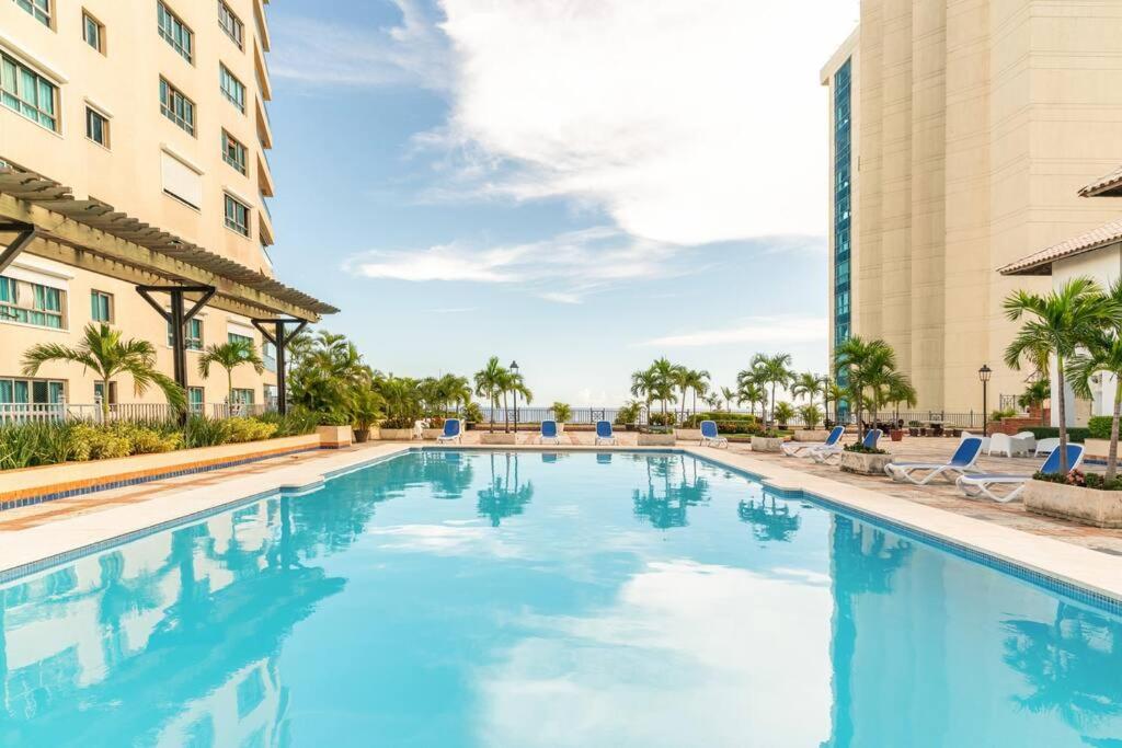 Luxurious 2BDR condo located in Prestigious Tower. - Housity