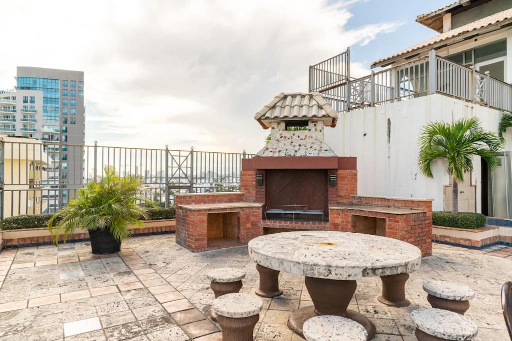 Luxurious 2BDR condo located in Prestigious Tower. - Housity