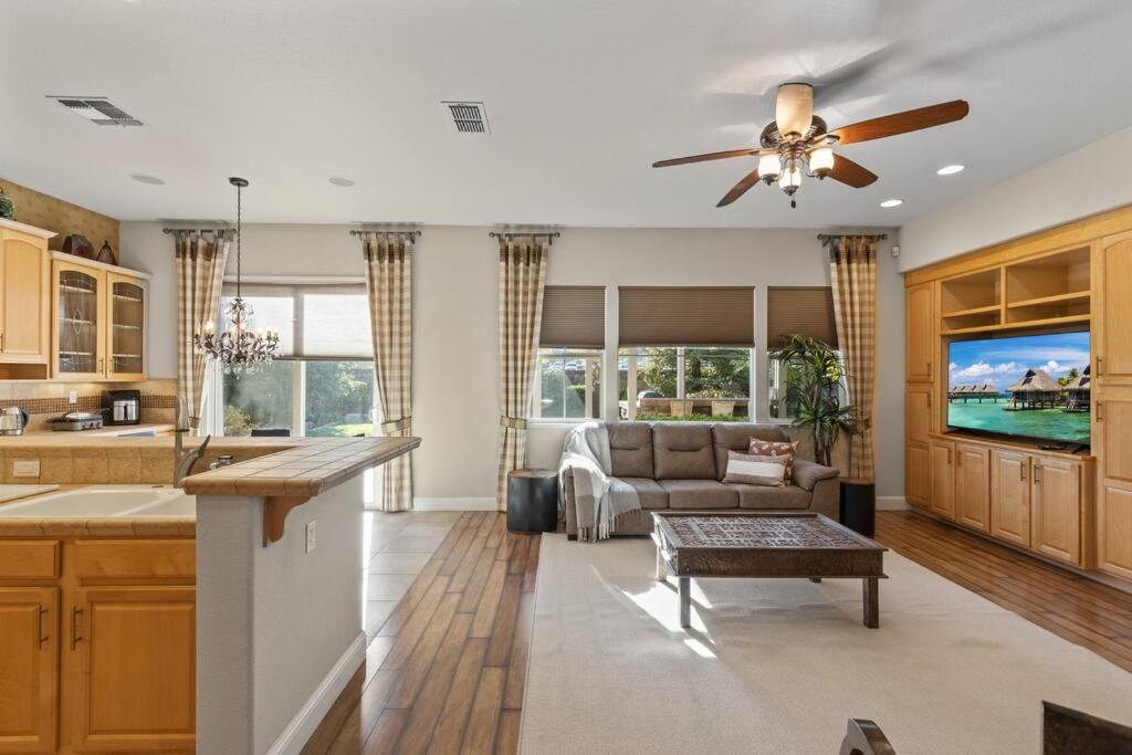 Elegant and Spacious Luxury Folsom Home, 3 BD/2BA - Housity