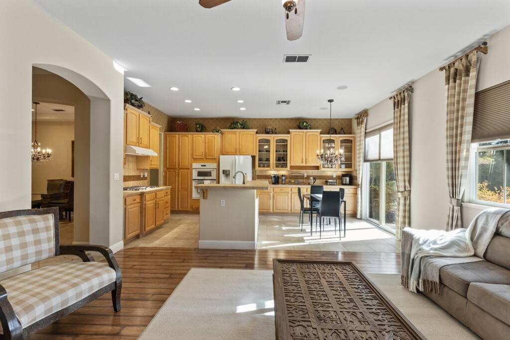 Elegant and Spacious Luxury Folsom Home, 3 BD/2BA - Housity
