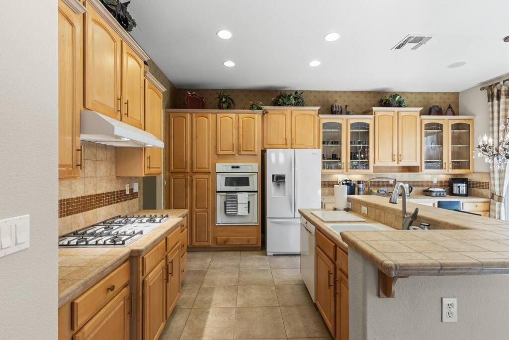 Elegant and Spacious Luxury Folsom Home, 3 BD/2BA - Housity